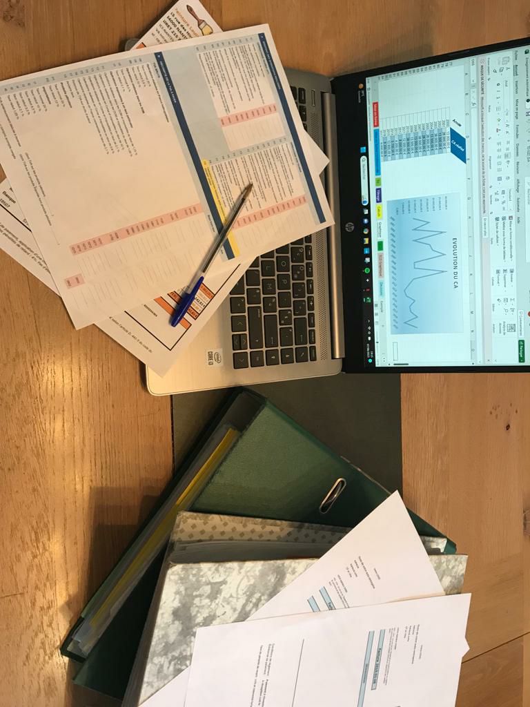 Bureau de travail en comptabilité et gestion